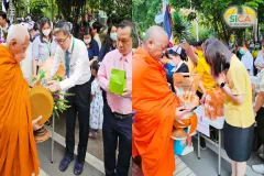 ทำบุญตักบาตรวันคล้ายวันสวรรคต รัชกาลที่ 9 สถานวิทยามะเร็งศิริราช คณะแพทยศาสตร์ศิริราชพยาบาล มหาวิทยาลัยมหิดล