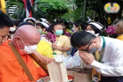 ทำบุญตักบาตรเนื่องในวันพระราชสมภพ พระบาทสมเด็จพระบรมชนกาธิเบศร มหาภูมิพลอดุลยเดชมหาราช บรมนาถบพิตร ประจำปี 2566  สถานวิทยามะเร็งศิริราช คณะแพทยศาสตร์ศิริราชพยาบาล มหาวิทยาลัยมหิดล