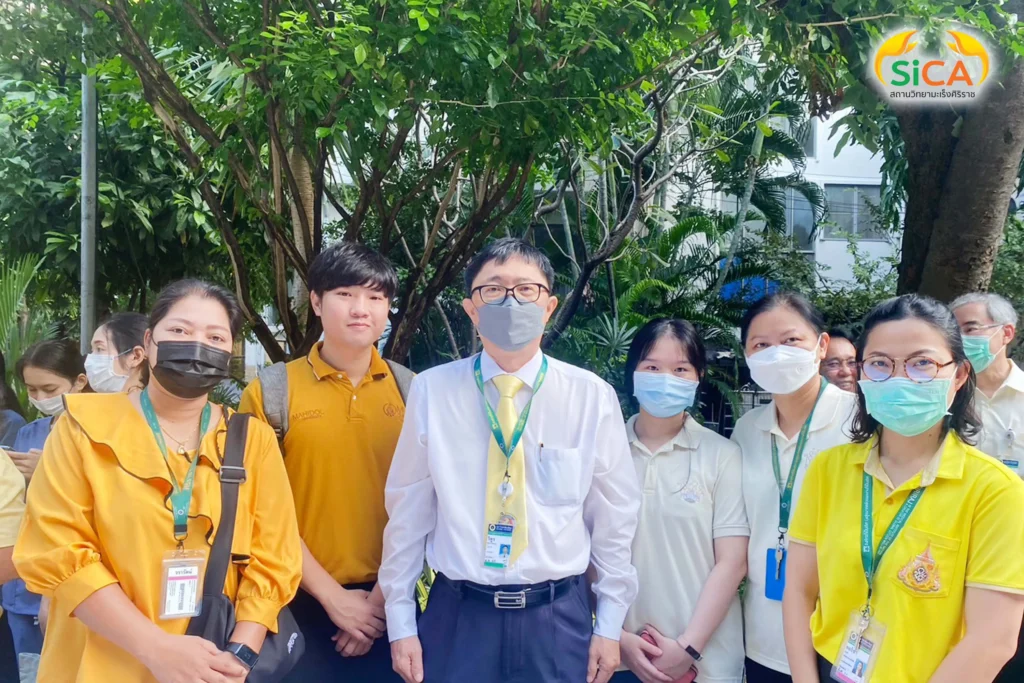 ทำบุญตักบาตรเนื่องในวันพระราชสมภพ พระบาทสมเด็จพระบรมชนกาธิเบศร มหาภูมิพลอดุลยเดชมหาราช บรมนาถบพิตร ประจำปี 2566 สถานวิทยามะเร็งศิริราช คณะแพทยศาสตร์ศิริราชพยาบาล มหาวิทยาลัยมหิดล