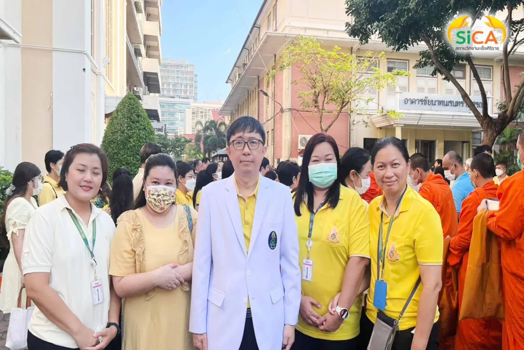 ทำบุญตักบาตรเพื่อน้อมรำลึกถึงพระมหากรุณาธิคุณ เนื่องในวันคล้ายวันสวรรคตพระบาทสมเด็จพระบรมชนกาธิเบศร มหาภูมิพลอดุลยเดชมหาราช บรมนาถบพิตร ประจำปี 2566 สถานวิทยามะเร็งศิริราช คณะแพทยศาสตร์ศิริราชพยาบาล มหาวิทยาลัยมหิดล