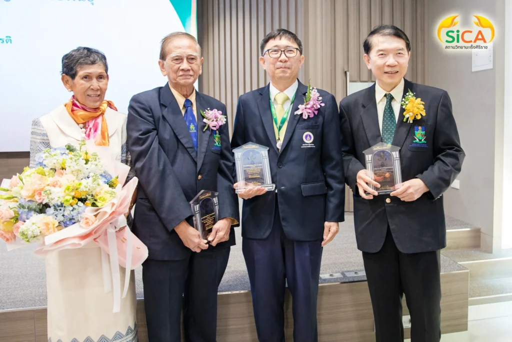 สถานวิทยามะเร็งศิริราชร่วมแสดงความยินดีกับ รศ. ดร.นพ.วิทูร ชินสว่างวัฒนกุล เนื่องในโอกาสได้รับรางวัลศิษย์เก่าแพทย์ศิริราชดีเด่น ประจำปี พ.ศ. 2563 สถานวิทยามะเร็งศิริราช คณะแพทยศาสตร์ศิริราชพยาบาล มหาวิทยาลัยมหิดล