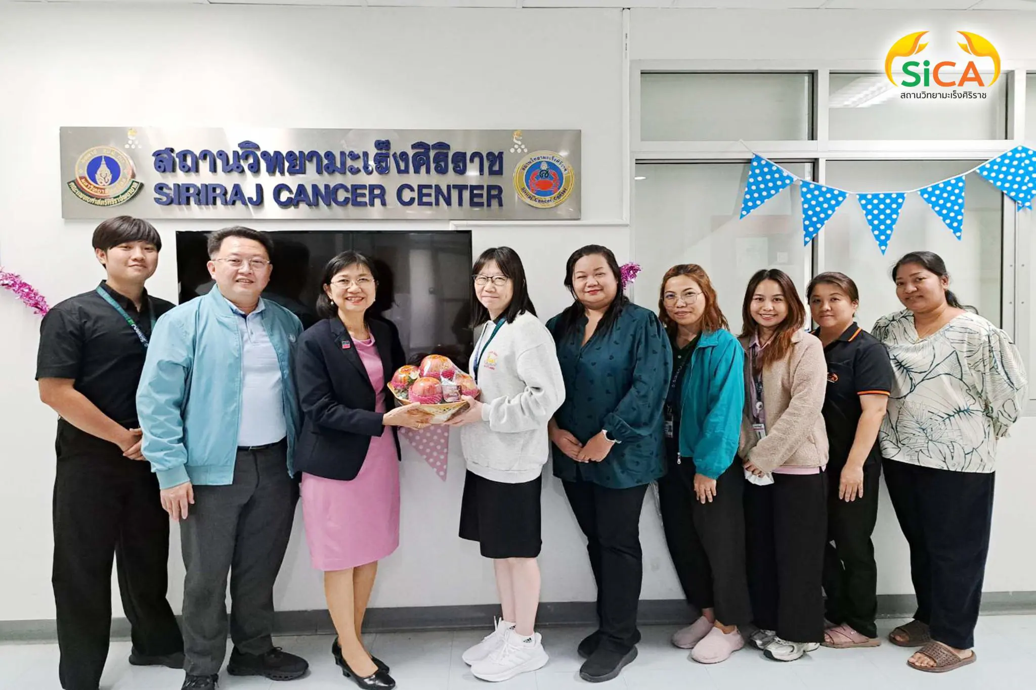 คณะสังคมศาสตร์และมนุษยศาสตร์ มหาวิทยาลัยมหิดล มอบของขวัญสวัสดีปีใหม่ 2568 สถานวิทยามะเร็งศิริราช คณะแพทยศาสตร์ศิริราชพยาบาล มหาวิทยาลัยมหิดล