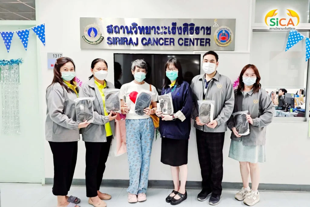 คุณภูรดา ตั้งจิตเสริมสุข ได้บริจาควิกผมพร้อมใส่สำหรับผู้ป่วยโรคมะเร็ง จำนวน 8 ชิ้น เพื่อให้สถานวิทยามะเร็งศิริราช เป็นผู้แทนส่งมอบต่อให้ผู้ป่วยโรคมะเร็งที่ขาดแคลน และมีความจำเป็นต้องใช้วิกผมดังกล่าว