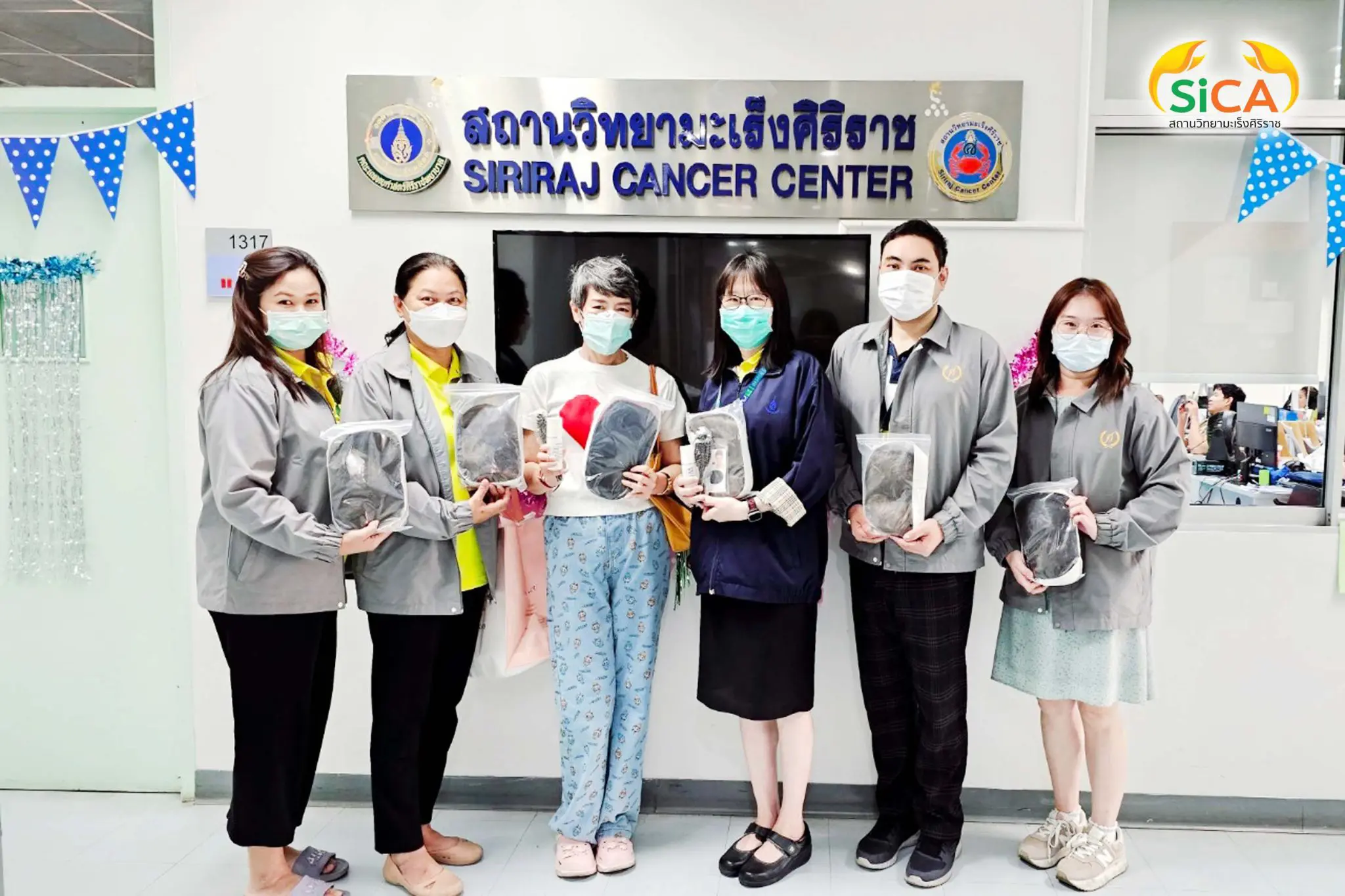 คุณภูรดา ตั้งจิตเสริมสุข ได้บริจาควิกผมพร้อมใส่สำหรับผู้ป่วยโรคมะเร็ง จำนวน 8 ชิ้น เพื่อให้สถานวิทยามะเร็งศิริราช เป็นผู้แทนส่งมอบต่อให้ผู้ป่วยโรคมะเร็งที่ขาดแคลน และมีความจำเป็นต้องใช้วิกผมดังกล่าว