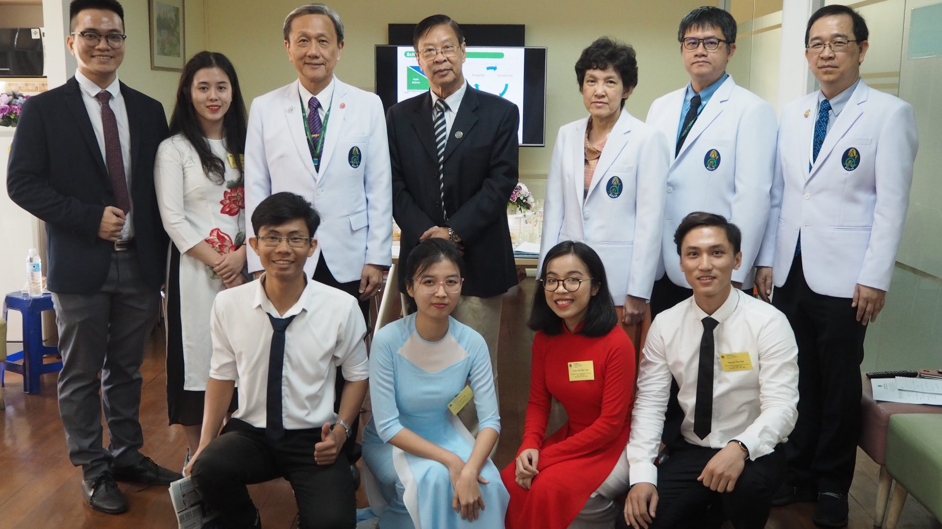 Dean of School of Medicine Vietnam National University HMC Visits Siriraj